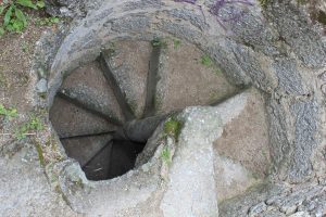 Detalle de las escaleras. Iglesia de la exaltación de la santa cruz. Navalquejigo. El Escorial.